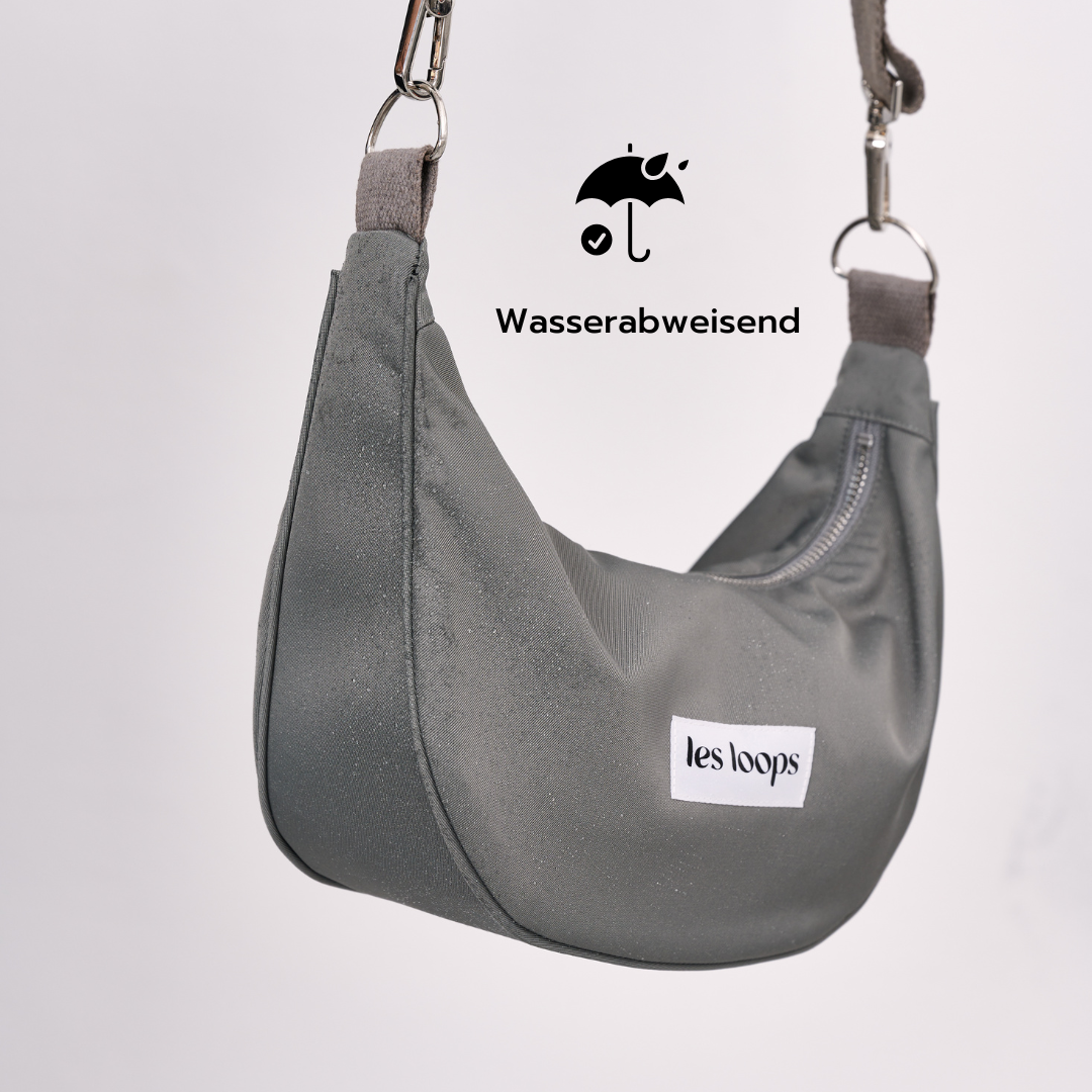 Die strapazierfähige Crossbody Bag graugrün aus wasserabweisendem Stoff aus recycelten Plastikflaschen