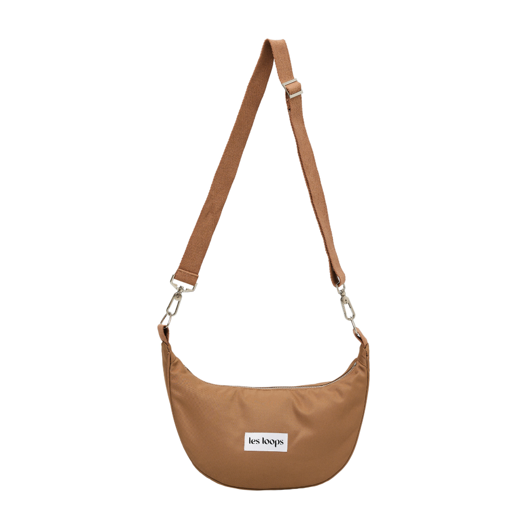 Crossbody Bag in der Farbe Salted Caramel, halbmondförmige Umhängetasche
