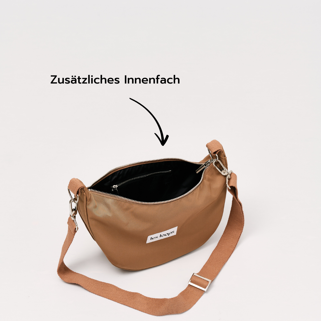 Die praktische Crossbody Bag Salted Caramel mit zusätzlichem Innenfach für Earpods, Karten oder Kleingeld