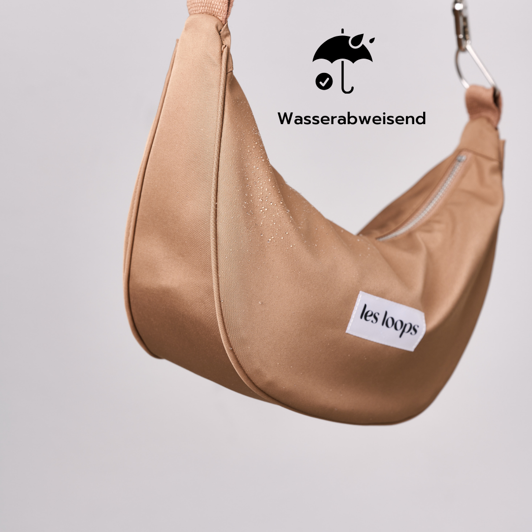 Die strapazierfähige Crossody Bag Salted Caramel ist wasserabweisend aus recycelten Plastikflaschen