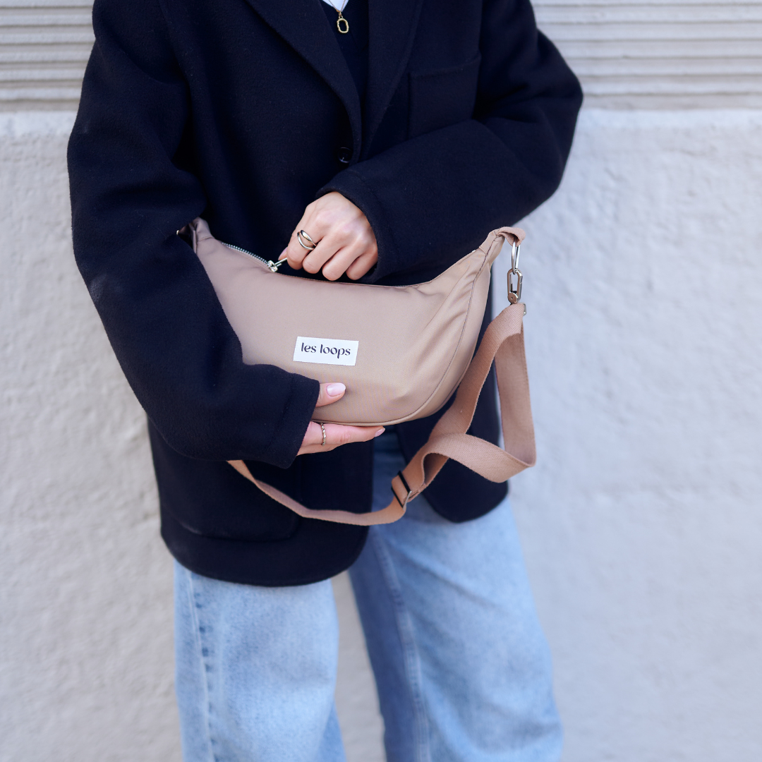 Crossbody Bag Salted Caramel halbmondförmig mit YKK Reißverschluss für den täglichen Gebrauch