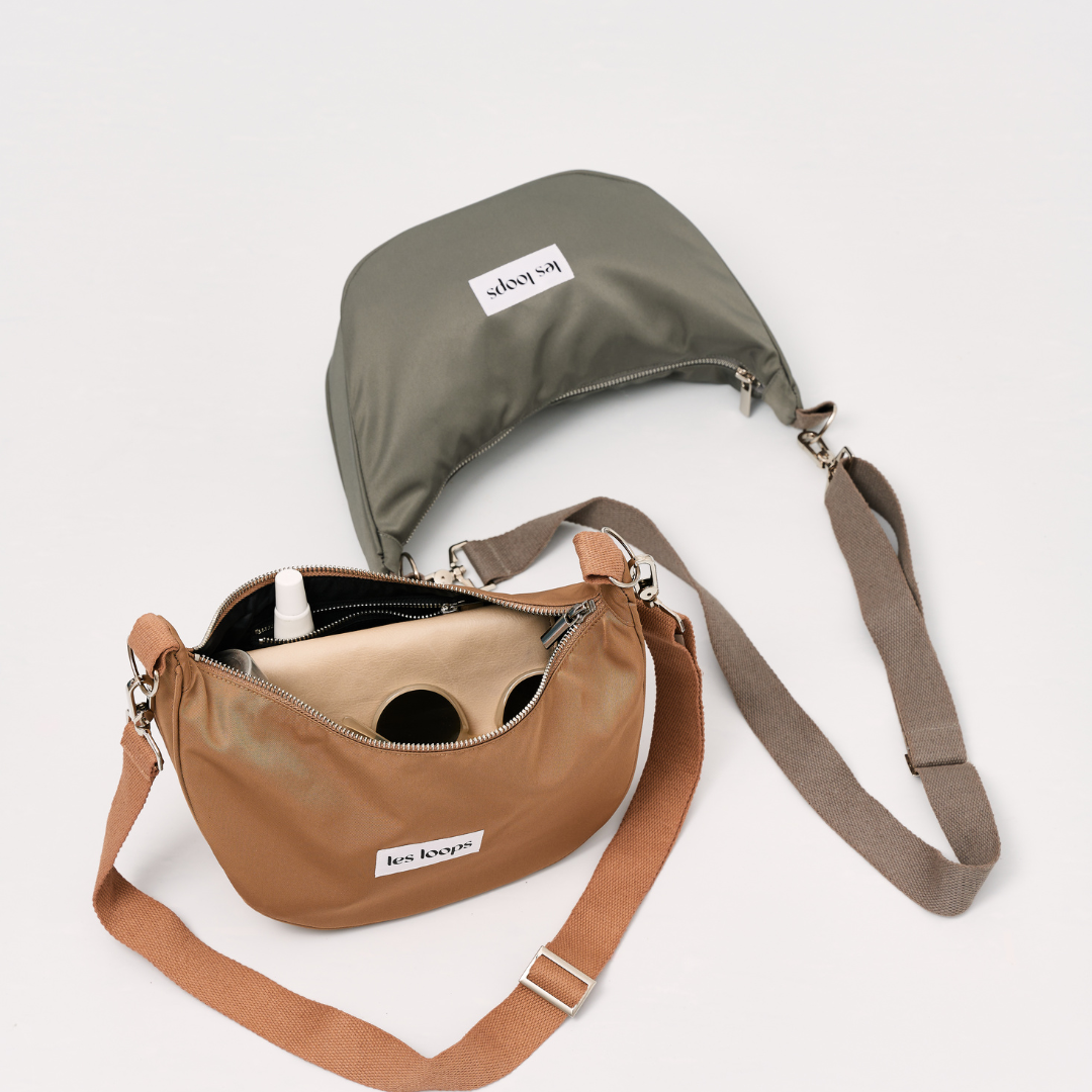 Die halbmondförmigen Crossbody Bags in den Trendfarben Graugrün und Salted Caramel passen sich perfekt an