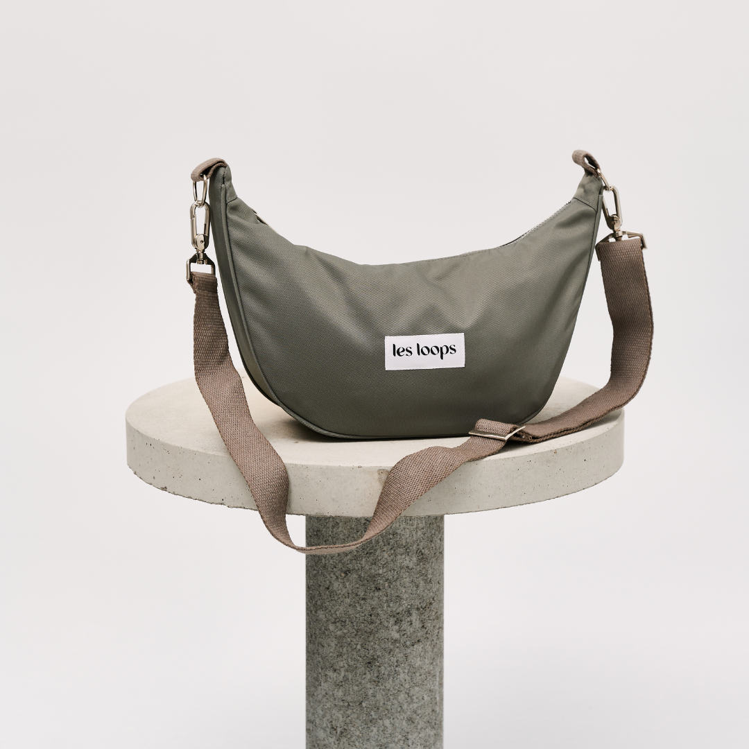 Crossbodybag_graugruen zum Umhängen mit stabilem Boden, so dass die Tasche auch auf einem Tisch aufrecht stehen kann aus recycelten Stoffen