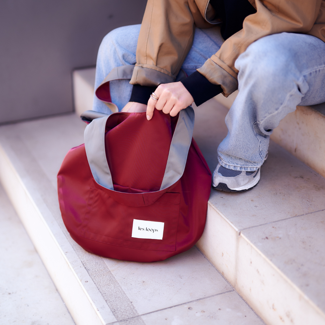 Geräumige Shoppertasche kann als Wendetasche in den Farben Bordeaux oder Graugrün getragen werden, für die Uni, die Arbeit, in der Stadt oder beim Sport