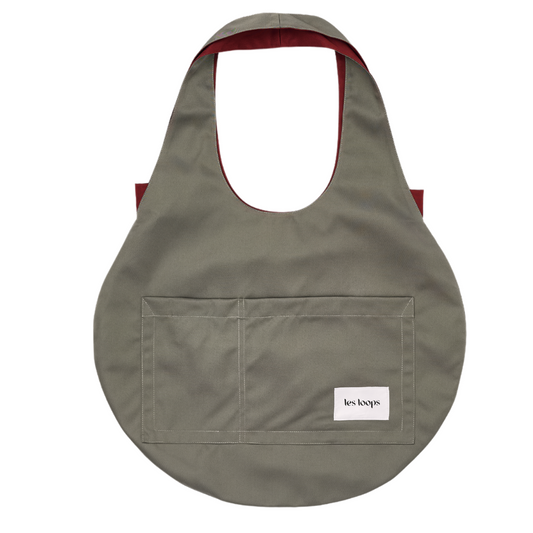 Geräumiger Shopper in den Trendfarben Graugrün-Bordaux zum Wenden, Wendetasche mit 2 Looks in einer Tasche für mehr Abwechslung im Alltag, wasserabweisend aus recyceltem Plastik