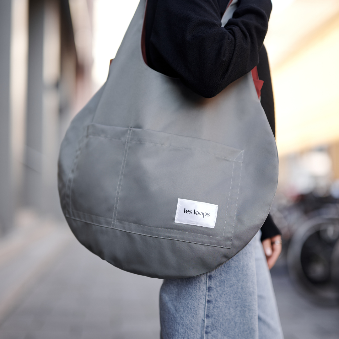Shopper Graugrün ist ein Raumwunder und dabei leicht, aus recycelten Stoffen, wasserabweisend, ideal für Shopping, Arbeit, Reisen oder Sport