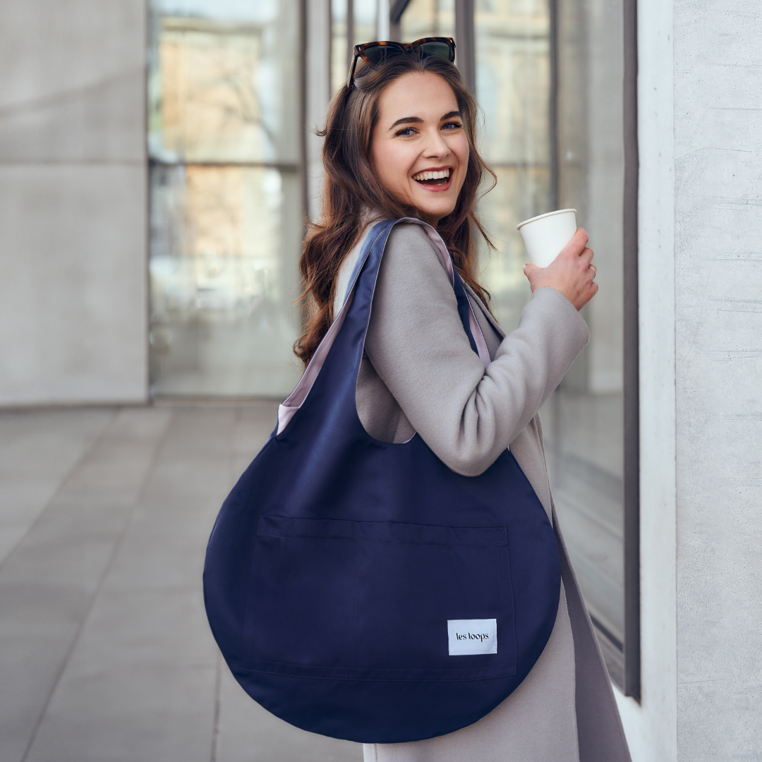 Loops Shopper Navy-Lavender, Wendetasche kann wechselseitig getragen werden, klassisch mit der Seite Navy für jeden Tag.