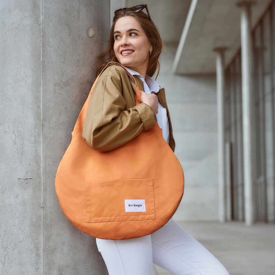 Loops Shopper Orange Caramel Wendetasche aus Recyclingmaterial, die Tasche kann wechselseitig von beiden Seiten getragen werden, die Seite Orange setzt leuchtende Akzente.