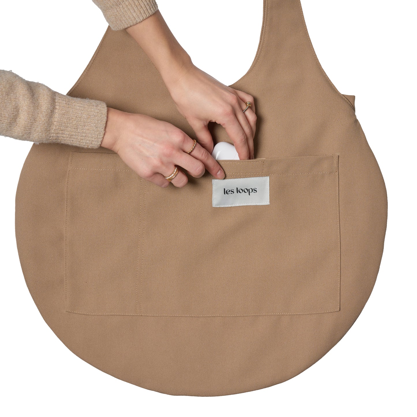 Der Loops Shopper Sand kann als Wendetasche von beiden Seiten getragen werden mit praktischen Innentaschen.