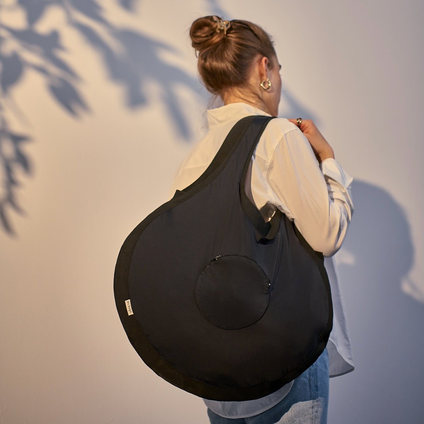 Die Loops Shopper Tasche schwarz ist groß und dennoch leicht auf der Schulter.
