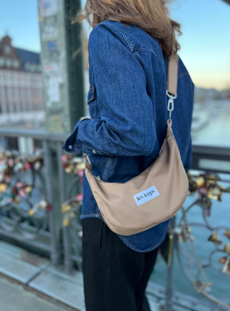 Loops Crossbody Bag aus recycelten Stoffen in Salted Caramel, leicht und handsfree