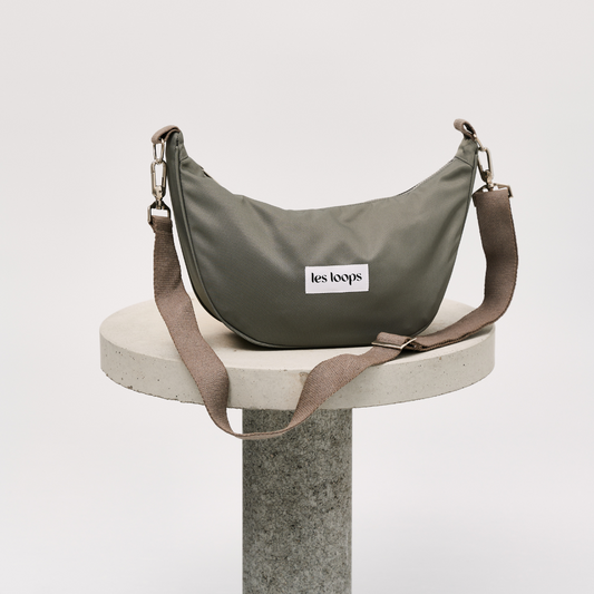 Crossbodybag_graugruen zum Umhängen mit stabilem Boden, so dass die Tasche auch auf einem Tisch aufrecht stehen kann aus recycelten Stoffen