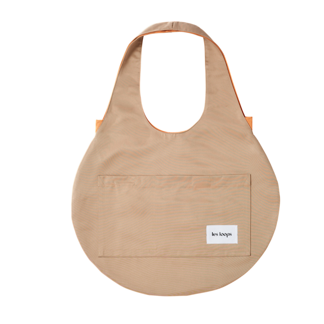 Loops Shopper Caramel-Orange, zweifarbige Wendetasche aus recyceltem Material, wasserabweisend mit Innenbeutel und großzügigem Stauraum, beige und orangefarben.