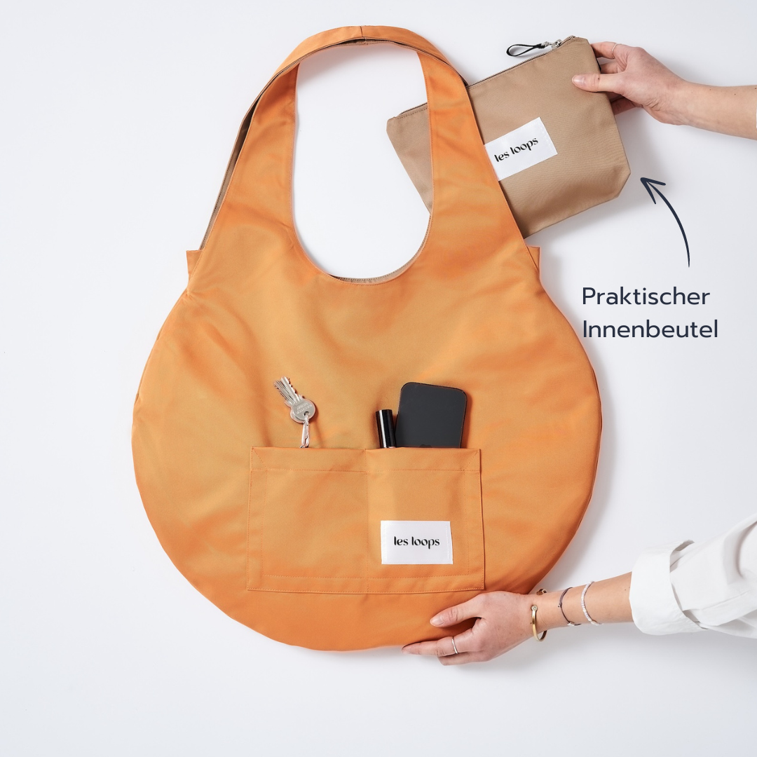 Die Loops Shopper Caramel-Orange Wendetasche bietet einen praktischen Innenbeutel für kleine Gegenstände und Außentaschen, die für extra Ordnung sorgen.