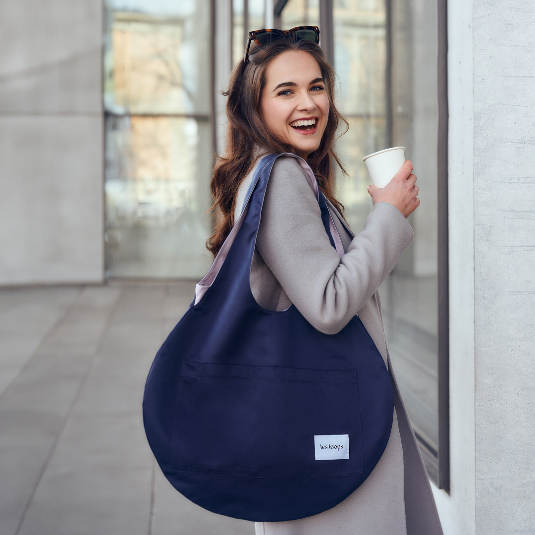 Loops Shopper Navy-Lavender, Wendetasche kann wechselseitig getragen werden, klassisch mit der Seite Navy für jeden Tag. 