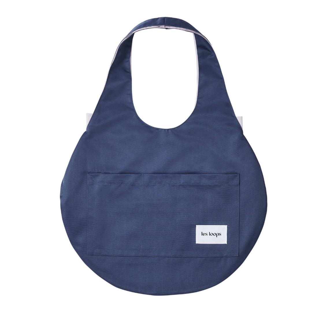 Loops Shopper Navy Lavender Wendetasche mit der Farbseite Navy, die Tasche kann wechselseitig mit den Farbseiten Navy und Lavendel nach außen getragen werden für mehr Abwechslung im Alltag