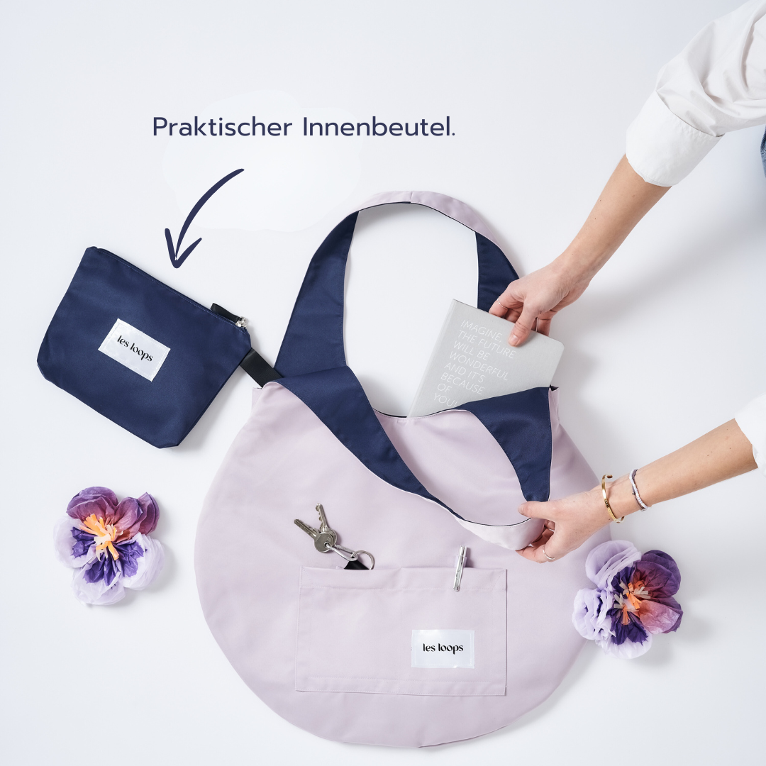 Wendetasche Loops Shopper Navy Lavender mit Innenbeutel und praktischen Details, mit Karabinerhaken für Schlüssel.