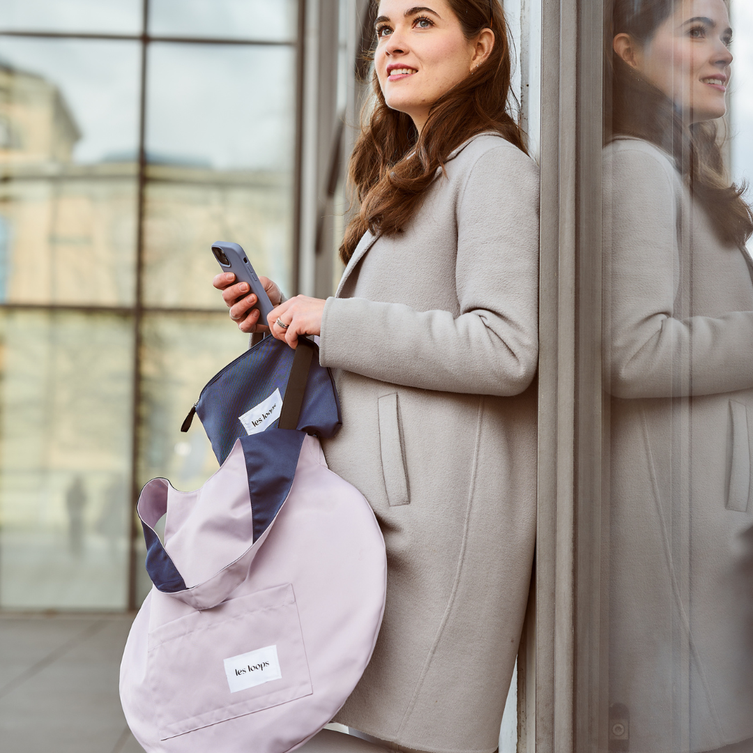 Loops Shopper Navy Lavender Wendetasche mit praktischen Details, in der Innentasche kannst Du kleine Dinge schnell finden.