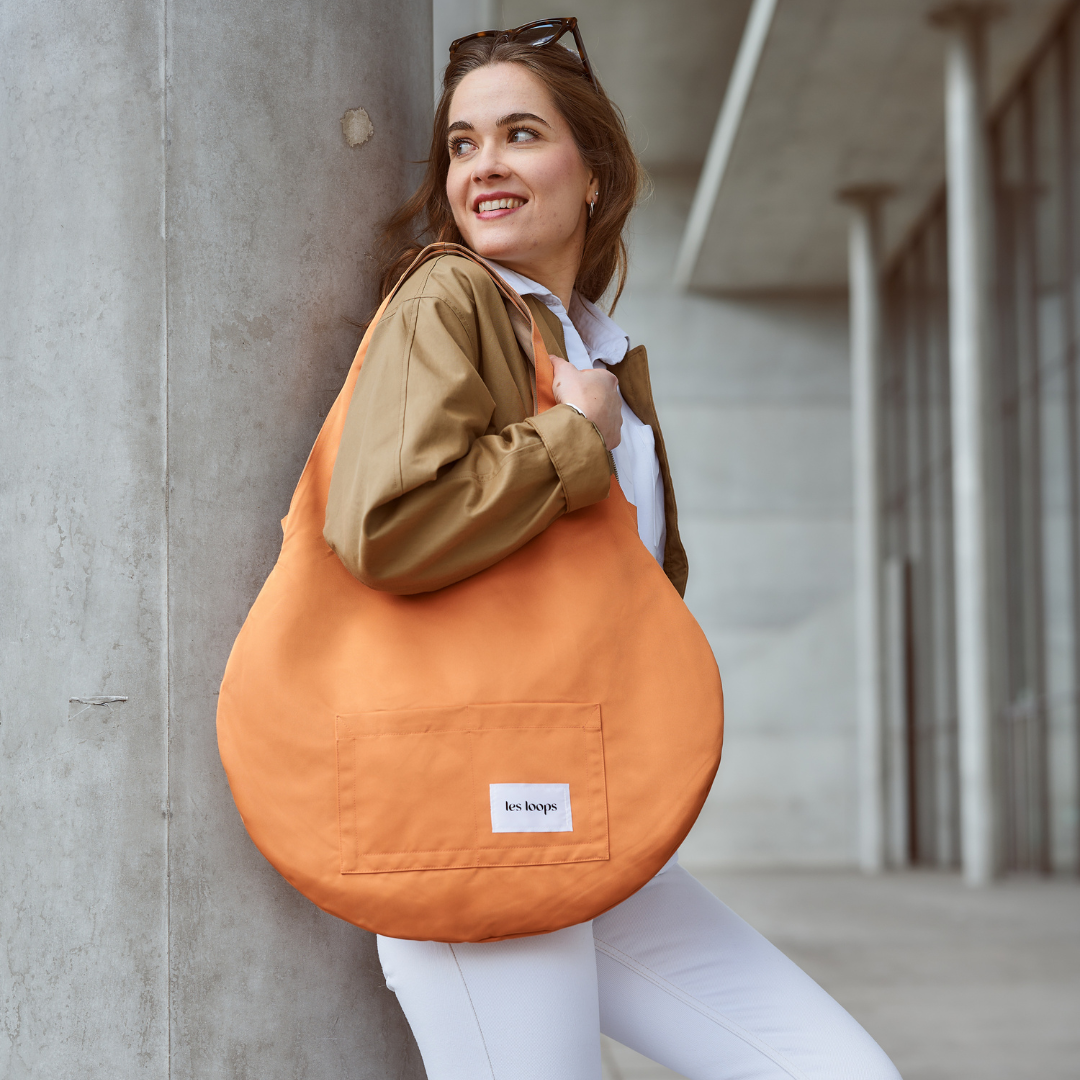 Loops Shopper Orange Caramel Wendetasche aus Recyclingmaterial, die Tasche kann wechselseitig von beiden Seiten getragen werden, die Seite Orange setzt leuchtende Akzente. 