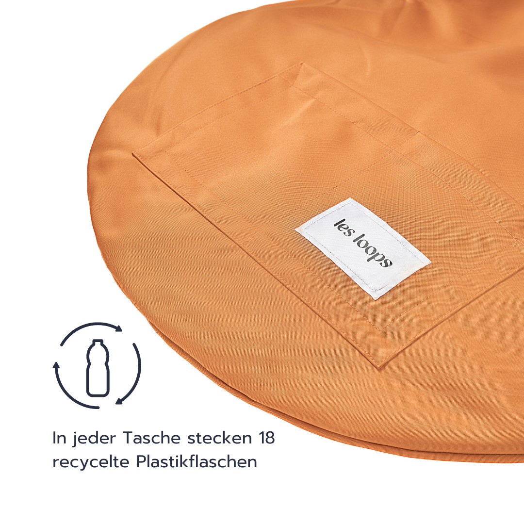 Loops Shopper Orange aus Recyclingmaterial, in jeder Tasche stecken 18 Plastikflaschen für mehr Nachhaltigkeit und weniger Müll.